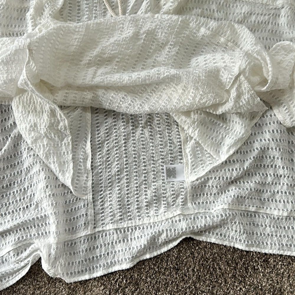 White cape - Picture 2 of 6